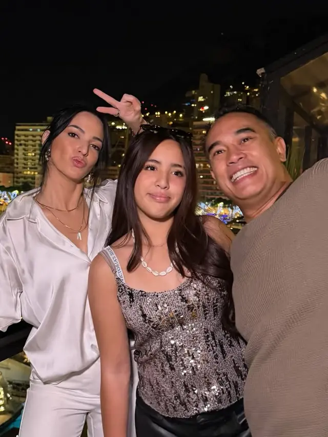 Gaya Twinning Nia Ramadhani dan Mikhayla Bakrie, Ibu-Anak Kompak Saat Liburan Akhir Tahun di Luar Negeri