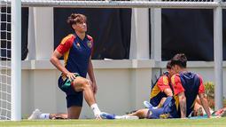 Ekspresi pemain Timnas Spanyol U-17, Marc Guiu (kiri), saat melakukan peregangan otot bersama rekannya dalam menjalani latihan dibawah sinar terik matahari yang berlangsung di Lapangan Sriwaru, Kecamatan Laweyan, Kota Solo, Rabu (8/11/2023). (Bola.com/Radifa Arsa)