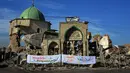 Masjid Agung al-Nuri dan sisa-sisa menara miring "Al-Hadba" yang dilanda perang di Kota Tua Mosul, 16 Desember 2018. Pemerintah Irak memulai pembangunan kembali masjid Abad ke-11 tersebut yang hancur dalam pertempuran  dengan ISIS. (Zaid AL-OBEIDI/AFP)