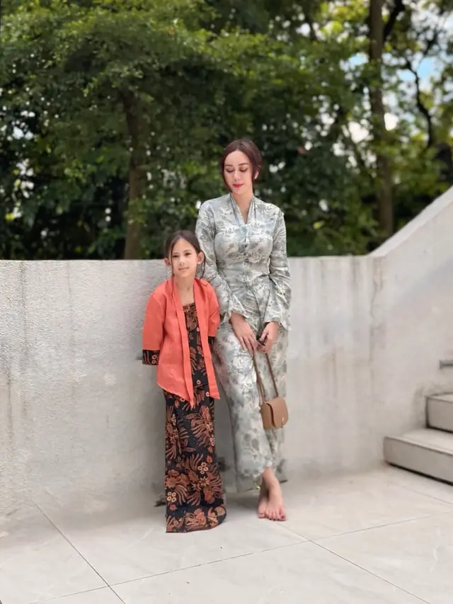 Potret Aura Kasih Pakai Setelan Kebaya Modern Panjang dengan Rok Lilit