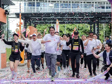 Menteri Keuangan, Purbaya Yudhi Sadewa melewati garis finis dalam ajang Run for Journalism 2025 yang berlangsung di Unika Atma Jaya, Jakarta, Minggu (16/11/2025). (Bola.com/Bagaskara Lazuardi)
