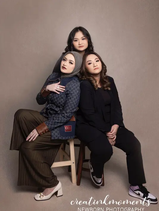 Sebagai yang tertua, Nathalie menjadi tulang punggung yang menghidupi adik-adiknya. Namun sebaliknya, sang adik juga berusaha untuk menjaga dan memberikan dukungan terbaiknya untuk Nathalie di masa sulit seperti saat ini. (instagram/nathalieholscher/creatinkmoment)