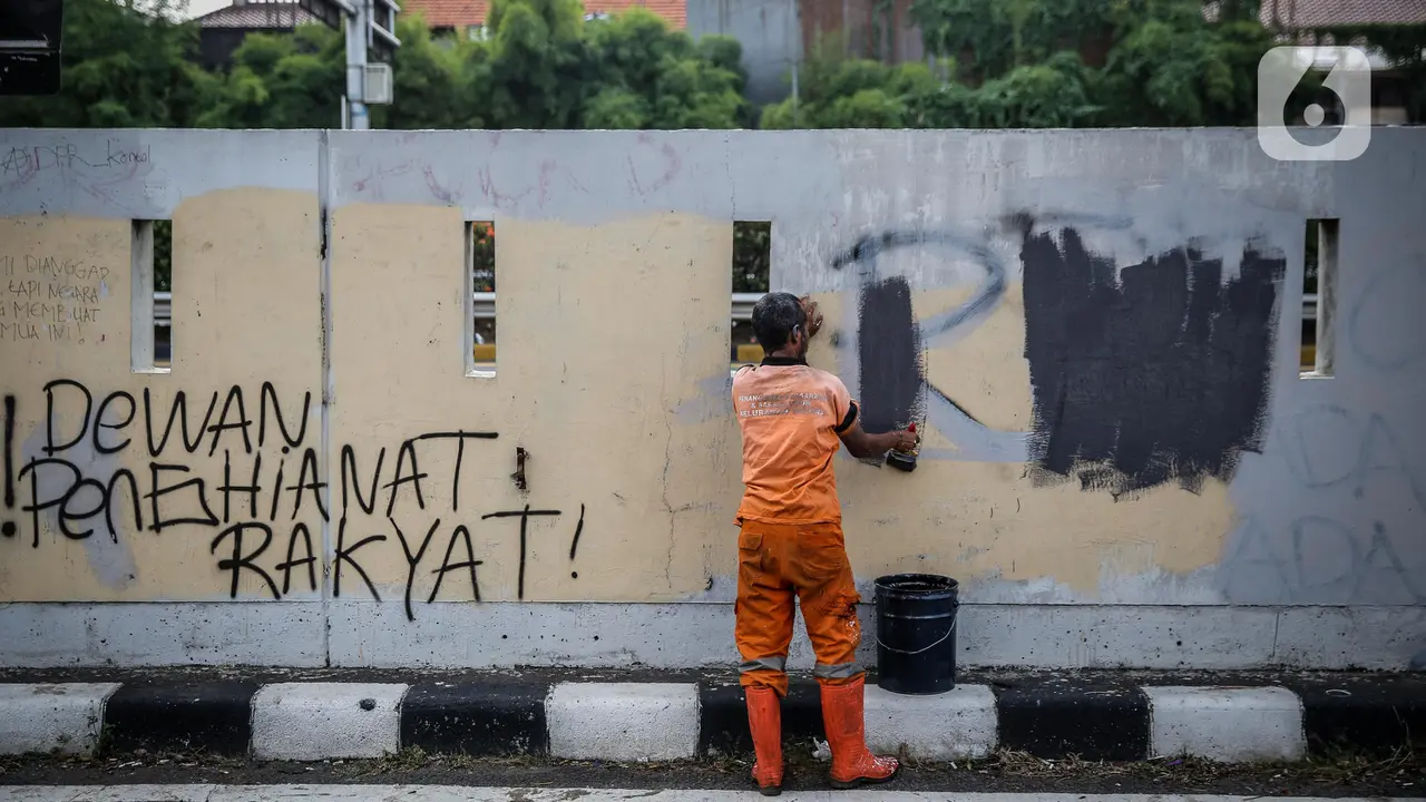 Bersihkan Coretan Bekas Demo di Kawasan DPR