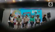 Pembawa acara Putri Nere, Official Manager Black Brothers sekaligus Executive Producer Frans Pigome, Penyanyi dan Musisi Iwan Fals, Penyanyi Sundari Soekotjo, Komposer Etho Ririmasse, serta penyanyi muda Vien Mangku (kiri ke kanan) saat memberikan keterangan terkait Event Musical Concert Tribute To Black Brothers di Jakarta, Rabu (17/4/2024). (Liputan6.com/Angga Yuniar)