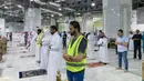 Umat Muslim melaksanakan salat tarawih berjemaah dengan menjaga jarak selama bulan suci Ramadan di Masjidil Haram, Kota Mekkah pada 8 Mei 2020. Otoritas Saudi mengizinkan sejumlah jemaah  memasuki Masjidil Haram untuk melakukan salat selama Ramadan di tengah pandemi virus corona. (STR / AFP)