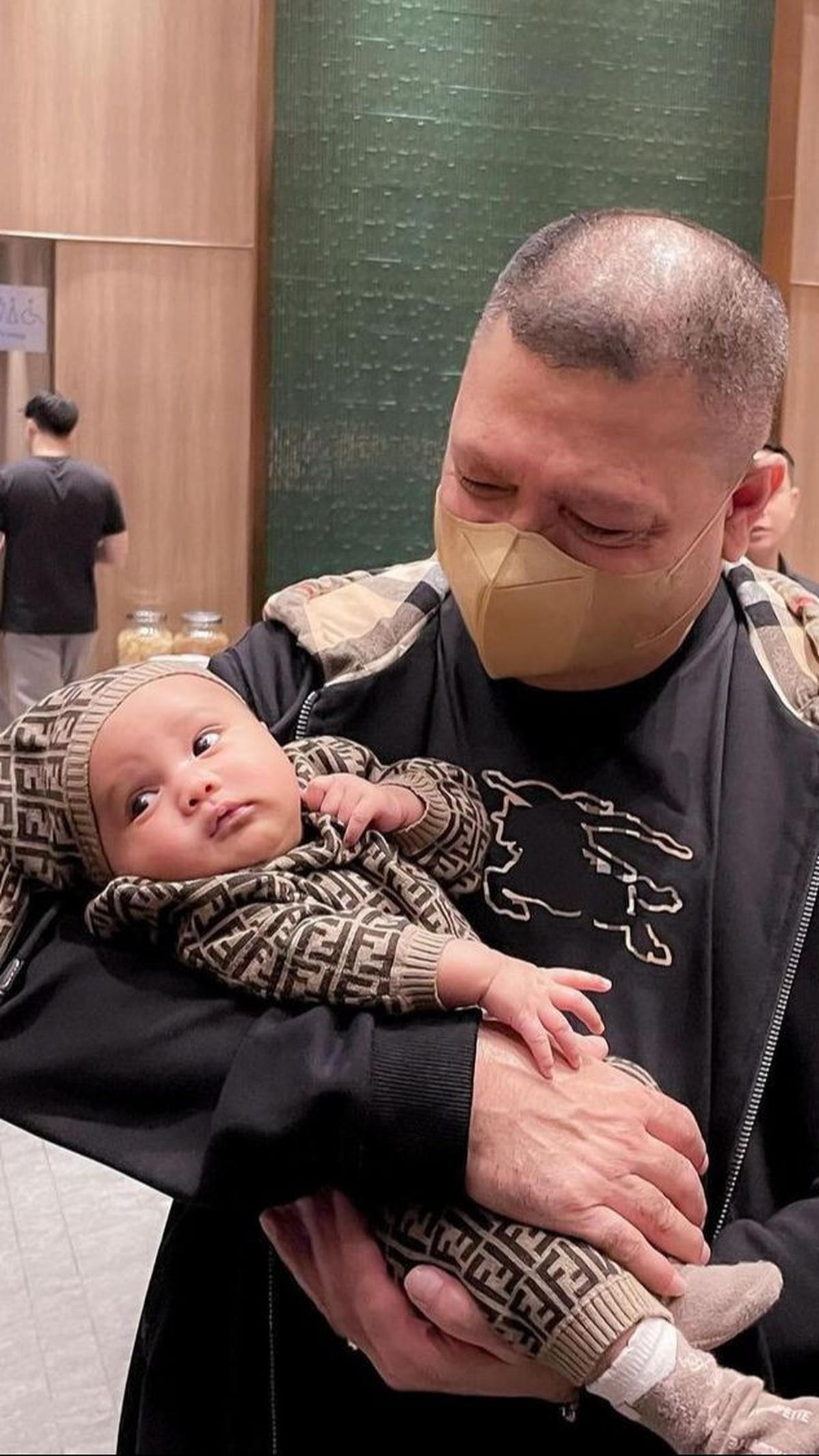 "First time baby @azuraatta digendong avo," tulis Kris Dayanti di media sosialnya. Avo adalah panggilan yang diberikan oleh anak-anak Aurel kepada Raul.