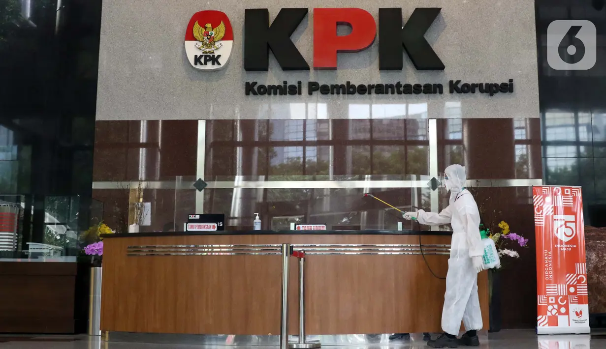 Petugas menyemprotkan cairan disinfektan di Gedung KPK, Jakarta, Selasa (22/9/2020). Penyemprotan dilakukan secara rutin untuk mengantisipasi serta menekan penyebaran virus COVID-19 menyusul temuan sedikitnya 21 kantor kementerian/lembaga yang menjadi klaster baru. (Liputan6.com/Helmi Fithriansyah)