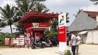 Aktivitas di Pestashop 4P.53147 di Desa Cingebul, Kecamatan Lumbir, Banyumas, Jawa Tengah. Konsumen pertashop adalah sepeda motor. (Foto: Liputan6.com/Muhamad Ridlo)