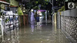 Warga berjalan menerjang banjir karena hujan di Jalan Shofa Marwah, Jakarta, Jumat (4/11/2022). Berdasarkan laporan Badan Penanggulangan Bencana Daerah (BPBD) DKI Jakarta yang diperbaharui pada pukul 18.00 WIB, terdapat 4 RT yang terendam banjir dengan ketinggian maksimal mencapai 50 Cm. (Liputan6.com/Faizal Fanani)