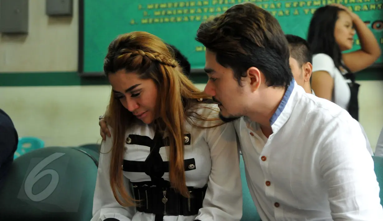 Donny Hermawan terlihat menenangkan sang istri, Cinta Penelope saat menjalani sidang cerai perdana mereka di Pengadilan Agama Jakarta Timur, Selasa (9/6/2015). (Liputan6.com/Panji Diksana)