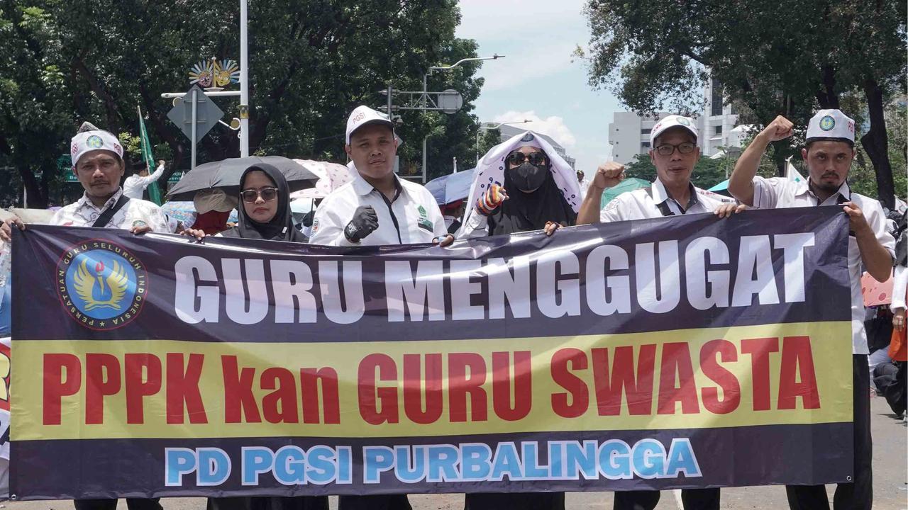 FOTO: Demo Guru Madrasah SwastaTuntut Diangkat Jadi PPPK