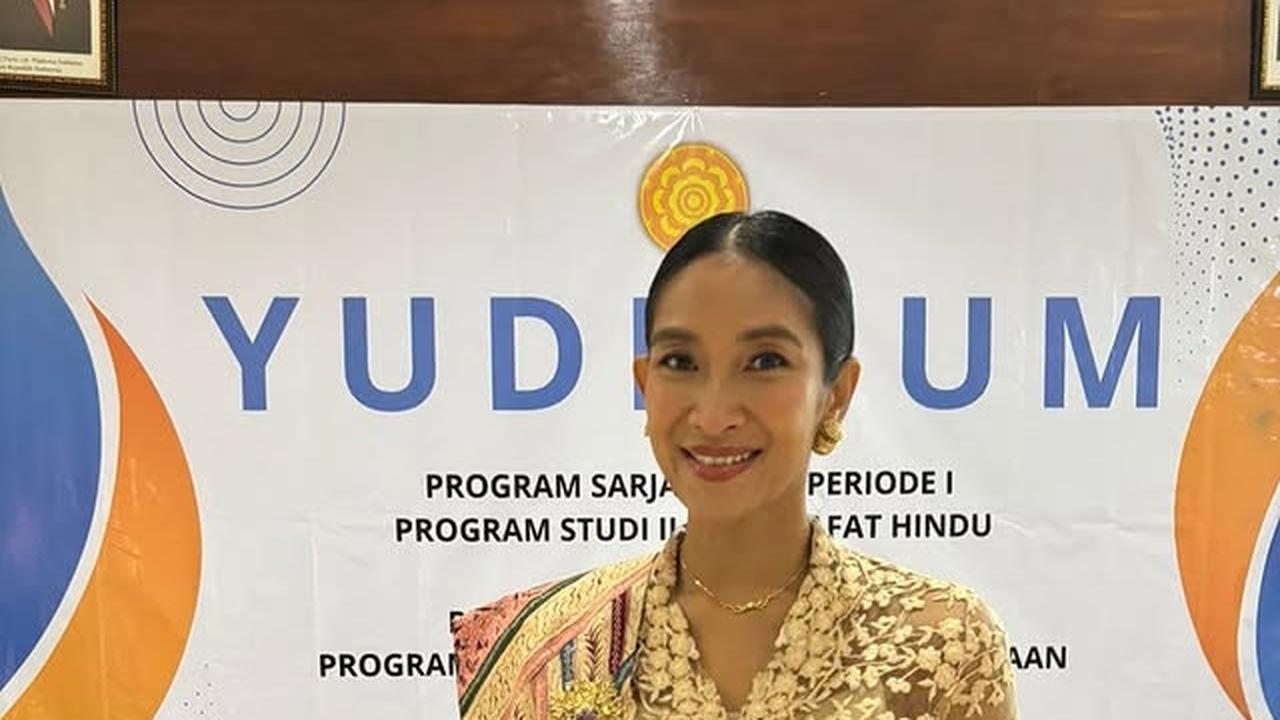 Potret Happy Salma Lulus S-1 Filsafat Hindu di Usia 45 Tahun, Tampil Cantik Kala Yudisium di Bali