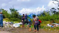 Kepala Dinas Lingkungan Hidup Kabupaten Tolikara Elius Enembe memimpin langsung dan memberikan beberapa arahan saat&nbsp;gotong royong melakukan kegiatan&nbsp;bersih-bersih&nbsp;lingkungan di semua titik di Distrik Karubaga, Papua. (Ist)