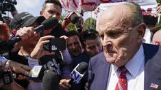 Mantan pengacara Donald Trump, Rudy Giuliani, berbicara di penjara Fulton County, Atlanta, Rabu (23/8/2023). (AP Photo/Brynn Anderson)
