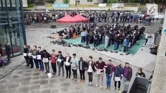 Salat itu sekaligus menjadi bagian dari demonstrasi menentang keputusan universitas yang menutup ruang salat.
