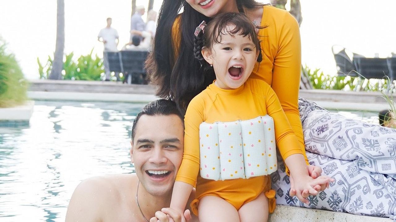 Ketiganya Juga Bersantai di Sekitar Kolam Renang