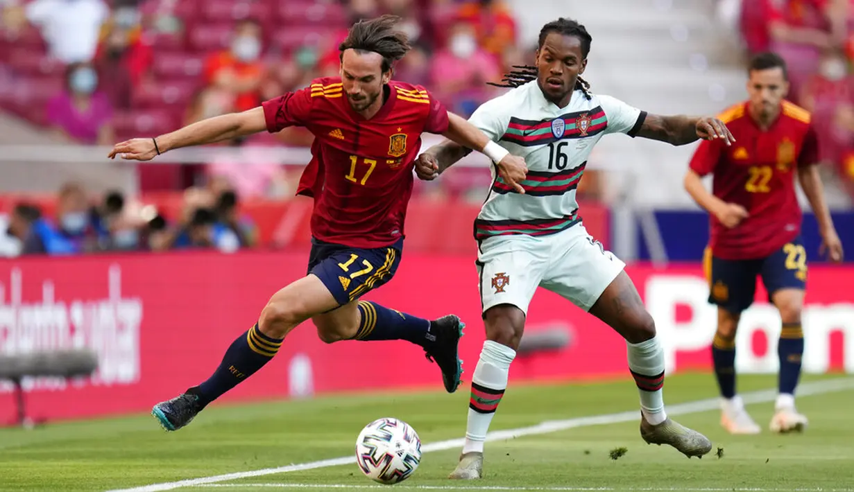 Pemain Spanyol Fabian Ruiz (kiri) melewati pemain Portugal Renato Sanches pada pertandingan persahabatan internasional di Stadion Wanda Metropolitano, Madrid, Spanyol, Jumat (4/6/2021). Pertandingan berakhir dengan skor 0-0. (AP Photo/Manu Fernandez)