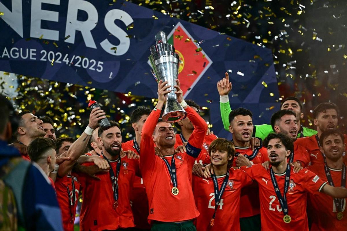 Cristiano Ronaldo Bawa Portugal Raih Juara UEFA Nations League di Umur 40 Tahun