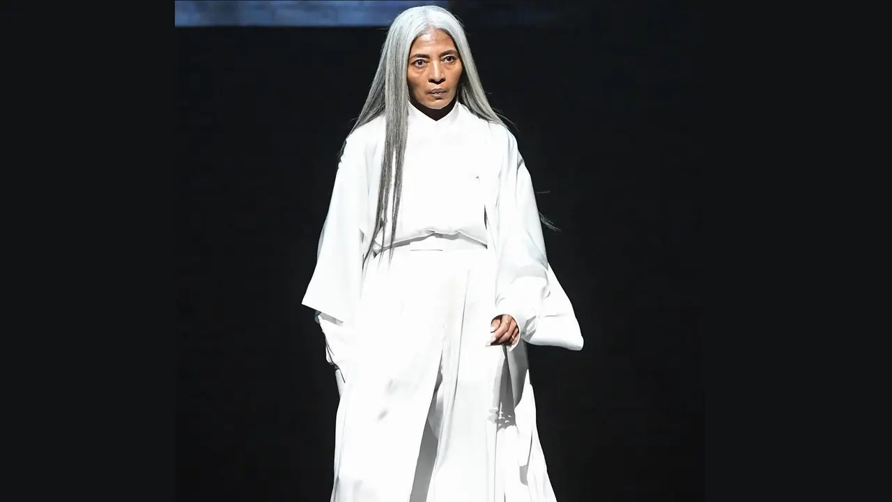 JoAni Johnson, foto model paruh baya lini busana Fenty milik Rihanna