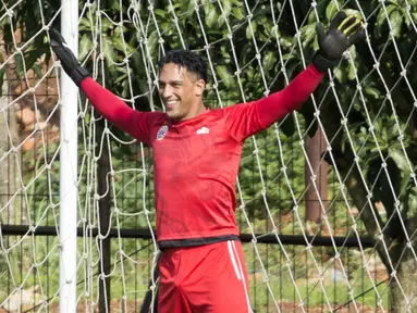 Striker Persija Jakarta, Addison Alves, menjadi kiper saat latihan di Lapangan Sutasoma, Halim, Jakarta, Minggu (25/2/2018). Persija kembali berlatih usai meraih gelar juara Piala Presiden 2018. (Bola.com/Asprilla Dwi Adha)