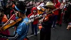 Sejumlah bocah berpartisipasi dalam parade anak-anak "Carnavalito" selama Karnaval Hitam dan Putih di Pasto, Kolombia, Rabu (2/1). Karnaval ini merayakan hari dimana budak Afrika mendapatkan hari libur untuk menyalurkan kegembiraannya. (Juan BARRETO/AFP)