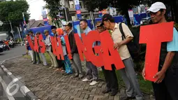 Sejumlah keluarga korban kekerasan melakukan aksi #masihingat di kawasan Taman Gunung Agung Jakarta, Rabu (29/6). Aksi ini mengajak masyarakat mengingat masih banyak kasus pelanggaran HAM yang belum dituntaskan. (Liputan6.com/Helmi Fithriansyah)