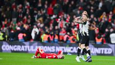 Newcastle United keluar sebagai juara Carabao Cup 2024/2025 setelah menaklukkan Liverpool dengan skor 2-1 pada laga final di Stadion Wembley, Minggu (16/3/2025) malam WIB. (AFP/Glyn Kirk)