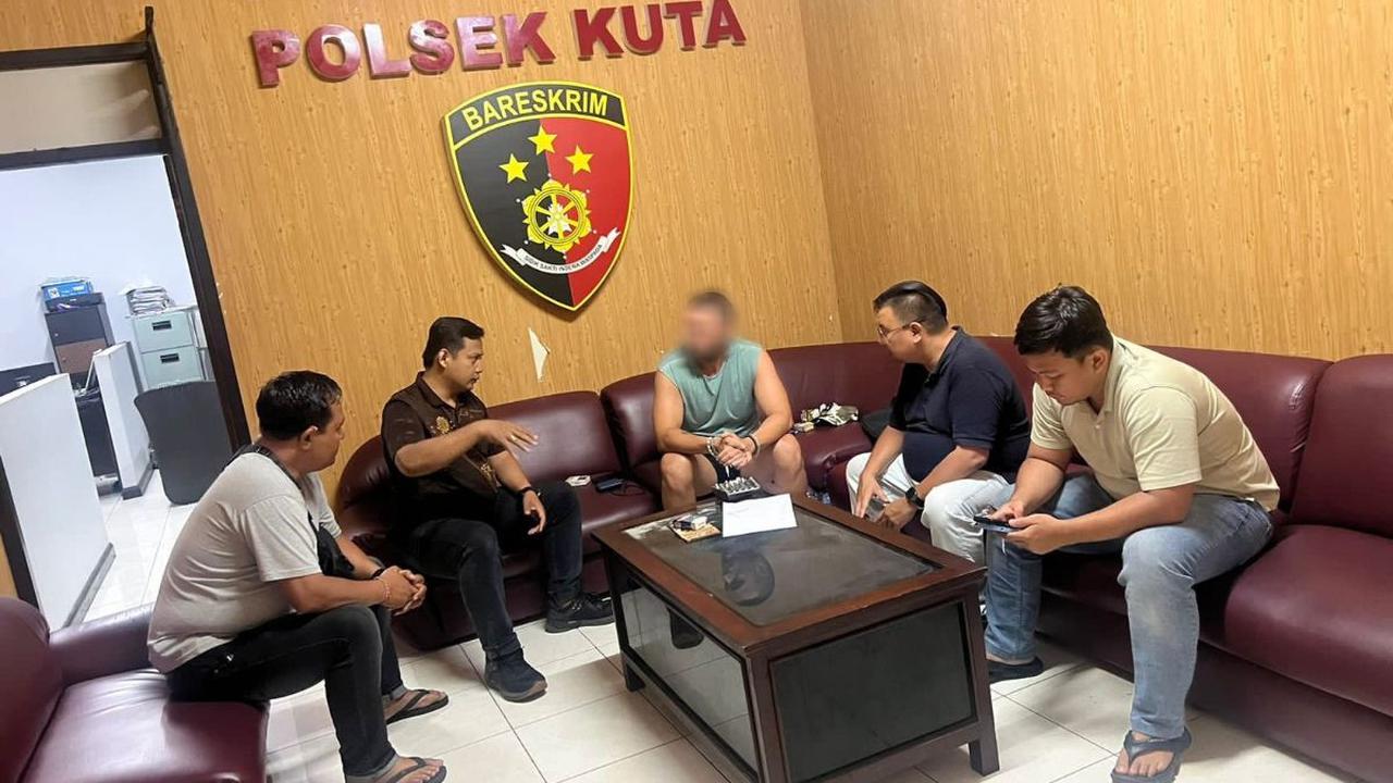 Sementara, untuk pelapor berinisial IMP (27) yang saat itu mendengar suara anjingnya menggonggong. Ternyata, mendapati dua orang sedang melakukan perbuatan tidak pantas di depan rumahnya<br>