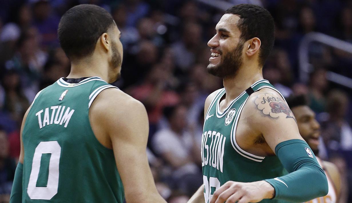 Pebasket Boston Celtics, Jayson Tatum dan Abdel Nader, merayakan kemenangan atas Phoenix Suns pada laga NBA di Talking Stick Resort Arena, Selasa (27/3/2018). Boston Celtics menang 102-94 atas Phoenix Suns. (AP/Ross D. Franklin)