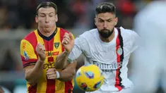 Pemain AC Milan Olivier Giroud (kanan) berebut bola dengan pemain Lecce Federico Baschirotto pada pertandingan sepak bola Serie A Liga Italia di Stadion Ettore Giardiniero, Lecce, Italia, Sabtu (11/11/2023). (Carlo Hermann/AFP)