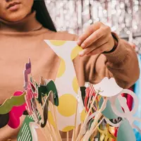 Ilustrasi wanita yang sedang memilih properti fashion activism (Foto dok : Freepik/freepik).