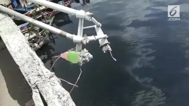 VIDEO: Sopir Diduga Mabuk, Angkot Tercebur ke Sungai