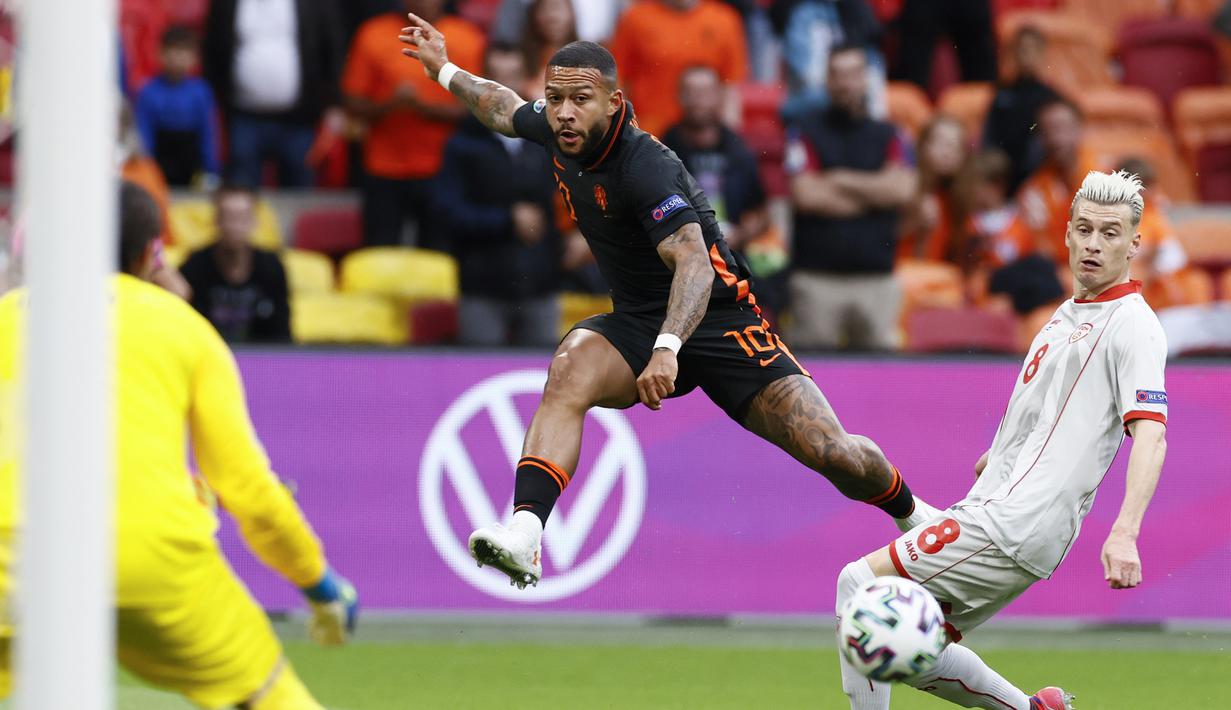 Rekor individu Memphis Depay. Satu gol dan satu assistnya ke gawang Makedonia Utara membuat dirinya sejajar dengan seniornya, Wesley Sneijder. Keduanya menjadi pemain yang dapat mencetak gol sekaligus assist dalam satu pertandingan di Piala Eropa dan Piala Dunia. (Foto: AP/Pool/Koen van Weel)