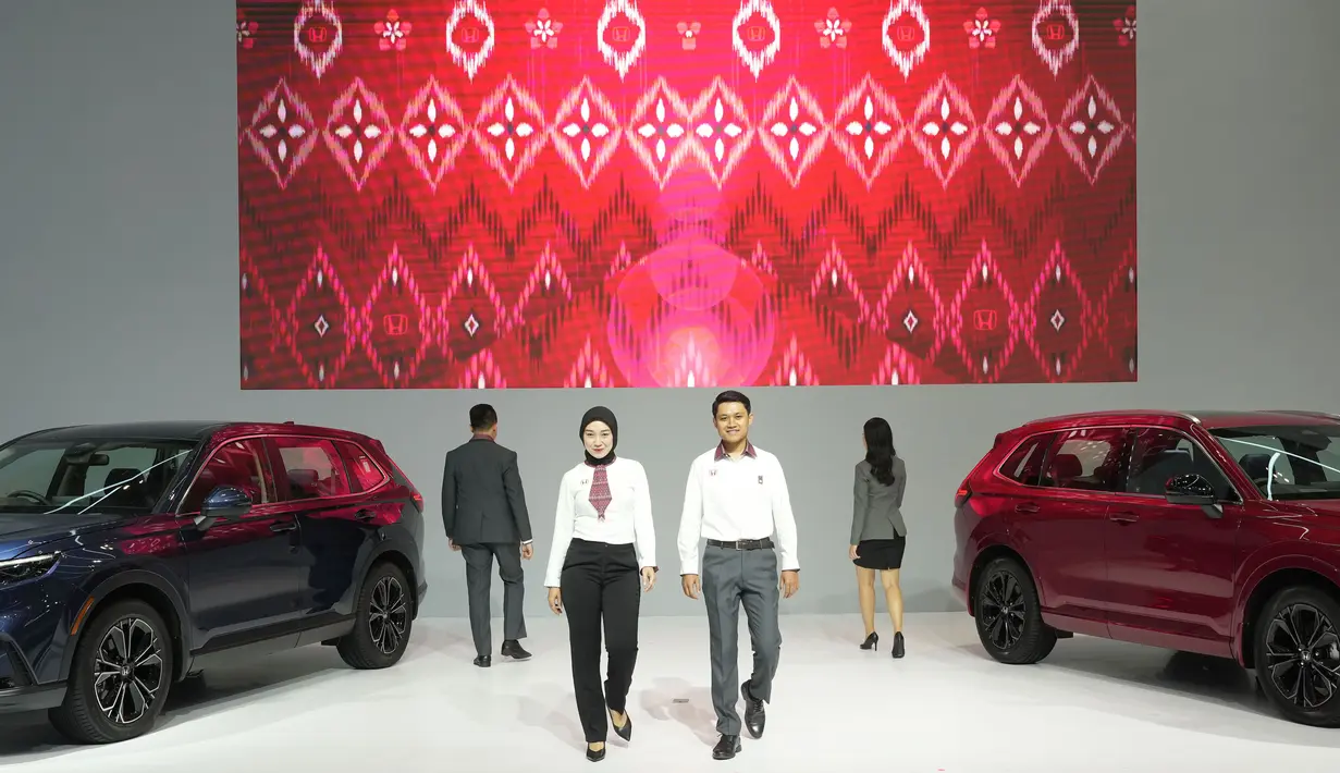 Motif ini juga terinspirasi dari motif Shippou yang bermakna kesejahteraan dan keharmonisan serta bunga sakura yang bermakna keindahan hidup dan penuh harapan. Motif Anantya Karana didominasi oleh warna-warna yang memiliki makna, dimana warna hitam memiliki makna inovasi dan kolaborasi teknologi, warna merah melambangkan kehangatan dan optimisme, warna abu-abu melambangkan profesionalisme dan dapat dipercaya dalam memberikan solusi, warna putih melambangkan integritas dan persatuan. [Honda]