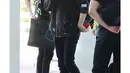 Sang maknae atau member termuda NCT Dream, Jisung tampil bergaya casual memadukan hoodie dan celana panjang warna hitam. Gayanya disempurnakan dengan sneakers warna putih. (Instagram/koreadispatch).