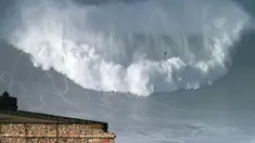Peselancar asal Australia Ross Clarke-Jones saat menaklukan ombak selama sesi surfing ombak besar di Praia do Norte, atau pantai utara, di Nazare, Portugal, (18/1). (AP Photo / Armando Franca)