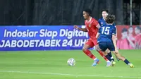 Pemain Timnas Indonesia U-20, Ronaldo Kwateh berusaha melewati pemain Guatemala pada laga mini turnamen di Stadion Utama Gelora Bung Karno (SUGBK), Senayan, Jakarta, Selasa (21/2/2023). (Bola.com/M Iqbal Ichsan)