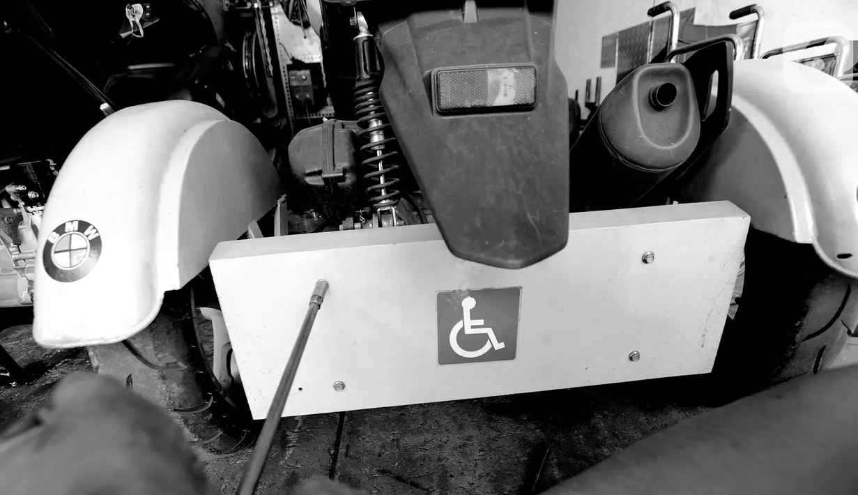 Sepeda motor roda tiga sedang dalam proses pembuatan di bengkel milik penyandang disabilitas Catur Bambang (45), Jalan Wijaya Kusuma, Ciputat Timur, Tangerang Selatan, Banten, Selasa (5/11/2019). (merdeka.com/Arie Basuki)