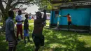Seorang imigran Haiti merayakan golnya selama pertandingan di sebuah perkemahan yang digunakan untuk menampung sekelompok besar migran Haiti di Sierra Morena di provinsi Villa Clara Kuba, Kamis (26/5/2022). 800 warga Haiti yang berusaha mencapai Amerika Serikat malah berakhir di pantai Kuba tengah. (AP Photo/Ramon Espinosa)