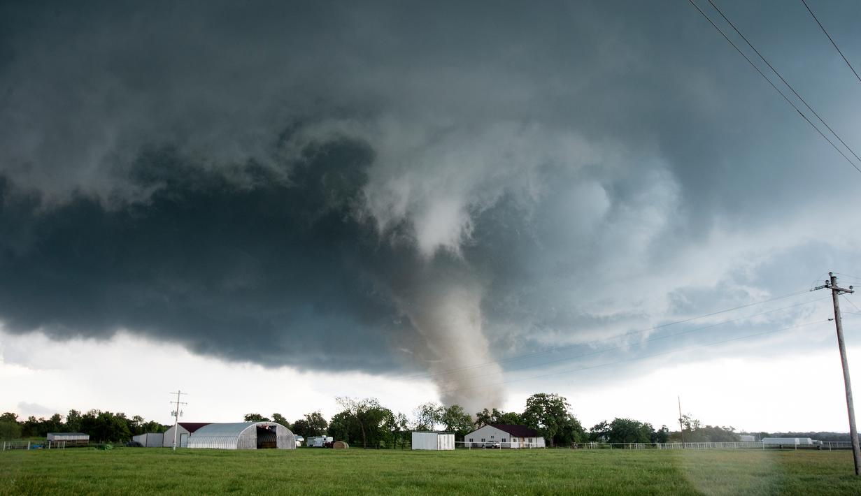 Kawasan permukiman di selatan Wynnewood, Kota Oklahoma, dihantam tornado besar, Senin (9/5). Kejadian ini terekam mata kamera seorang fotografer amatir, di mana tornado itu menghancurkan rumah dan gudang peternakan di area tersebut. (Josh EDELSON/AFP)