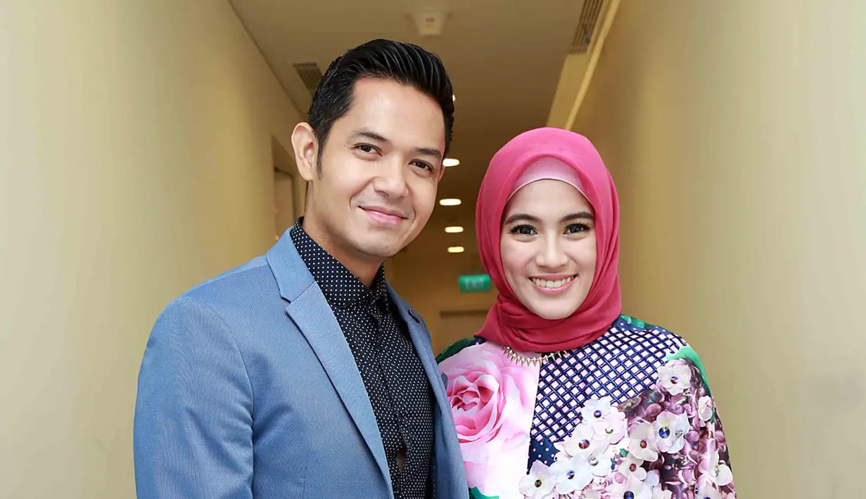 Pasangan selebriti Dude Herlino dan Alyssa Soebandono nampak harmonis. Bahkan, tidak sedikit netizen iri dengan keharmonisan rumah tangganya. (Deki Prayoga/Bintang.com)