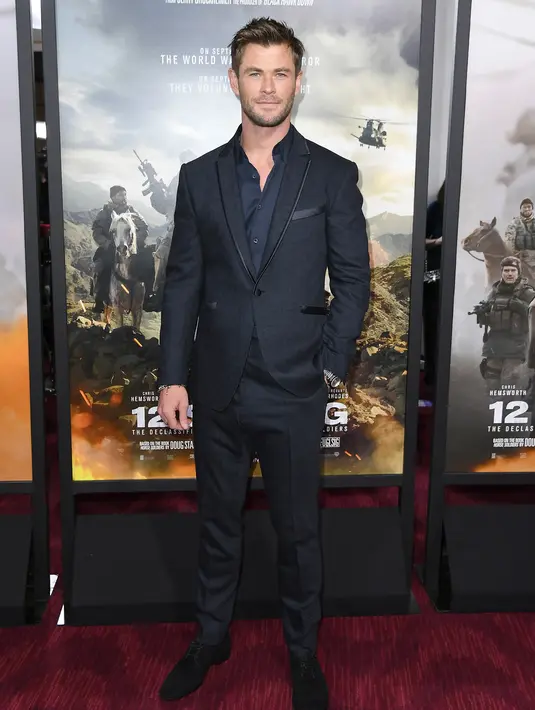 Aktor Chris Hemsworth berpose untuk difoto saat menghadiri pemutaran perdana film "12 Strong" di Jazz di Lincoln Center, New York City (16/1). (AFP Photo/Angela Weiss)