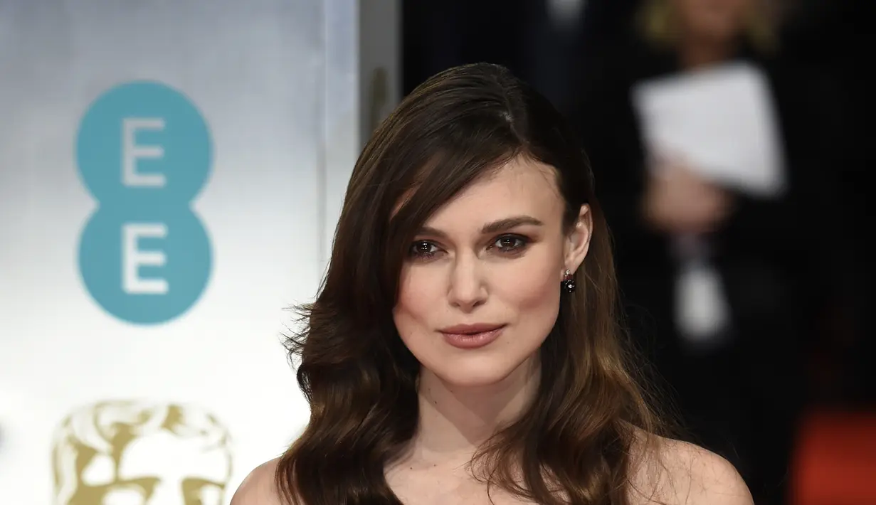 Keira Knightley berperan sebagai seorang istri yang sedang hamil. Suaminya, Rob Hall (diperankan oleh Jason Clarke) harus meninggalkan dirinya untuk melakukan pendakian tersebut. (Bintang/EPA)