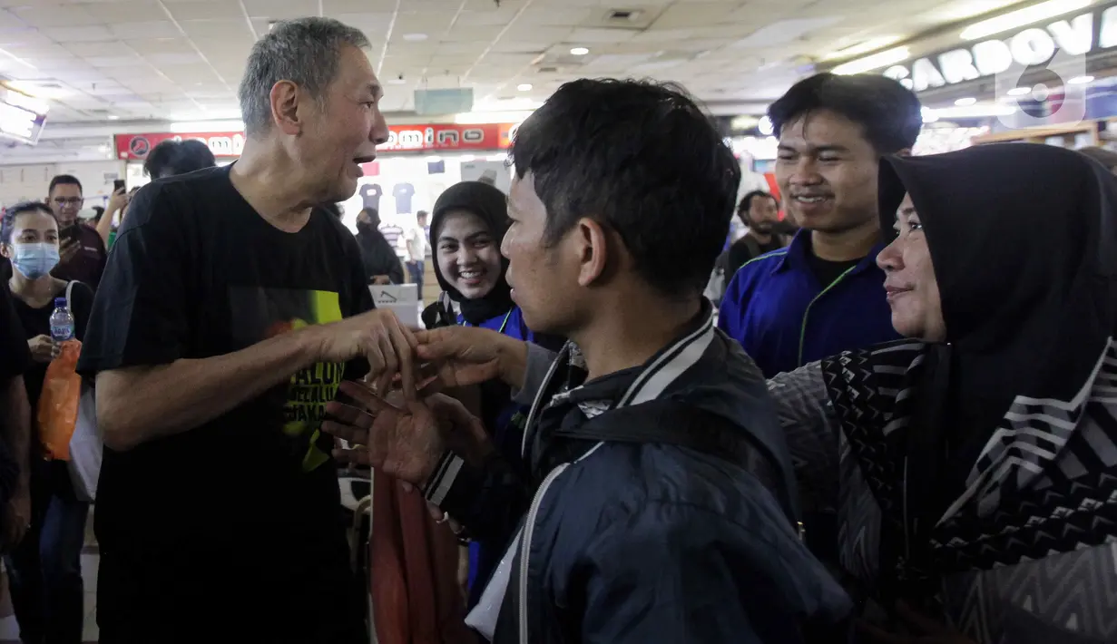 Sejumlah pengunjung turut mengabadikan momen kehadiran Jusuf Hamka itu. (Liputan6.com/Herman Zakharia)