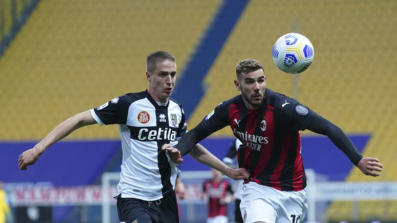 FOTO: Zlatan Diusir Wasit, AC Milan Tundukkan Parma 3-1 - Theo Hernandez; Andrea Conti