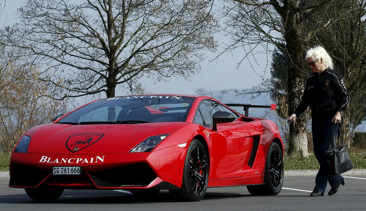 Sonja Heiniger (76) saat berjalan menuju mobil Lamborghininya di Jona, Swiss (20/5/2015). (REUTERS/Alessandro Garofalo)