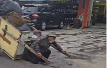 Kesaksian Ojol Temui Kakek Penarik Gerobak, Dikira Sujud Ternyata Minum Air Genangan Hujan di Jalan