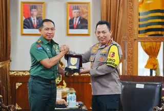 Kapolri Jenderal Listyo Sigit Prabowo saat menerima kunjungan atau Courtesy Call Panglima TNI Jenderal Agus Subiyanto di Mabes Polri, Jakarta Selatan, Selasa (5/12/2023). (Liputan6.com/Nanda Perdana Putra)