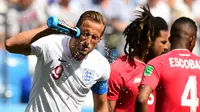 Penyerang Timnas Inggris, Harry Kane, menyiram air pada laga Grup G Piala Dunia 2018 melawan Panama di Nizhny Novgorod Stadium, Minggu (24/6/2018). (AFP/Martin Bernetti)