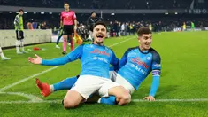 Pemain Napoli Giovanni Di Lorenzo (kanan) dan Eljif Elmas melakukan selebrasi saat melawan Juventus pada pertandingan sepak bola Liga Italia di Stadion Diego Armando Maradona, Naples, Italia, 13 Januari 2023. Napoli mengalahkan Juventus dengan skor 5-1. (Alessandro Garofalo/LaPresse via AP)